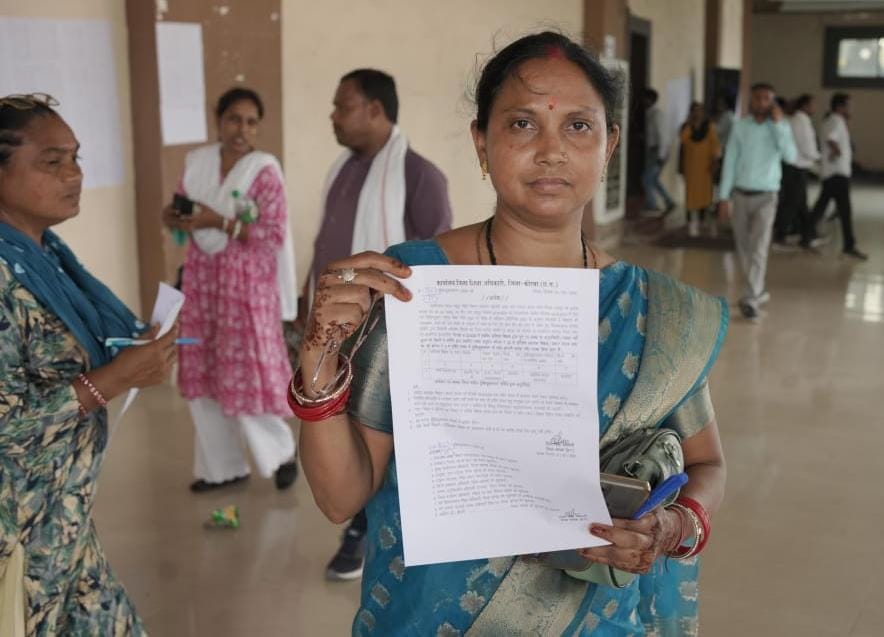 अतिशेष प्रधान पाठकों और सहायक शिक्षकों की काउंसिलिंग प्रक्रिया प्रारंभ, भाग लेने वालों को तत्काल दिया जा रहा चयनित स्कूल में पदस्थापना का आदेश पत्र