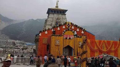 आज खुलेंगे भगवान बद्रीनाथ के पट, भगवान के दर्शन करने हजारों श्रद्धालु पहुंचे