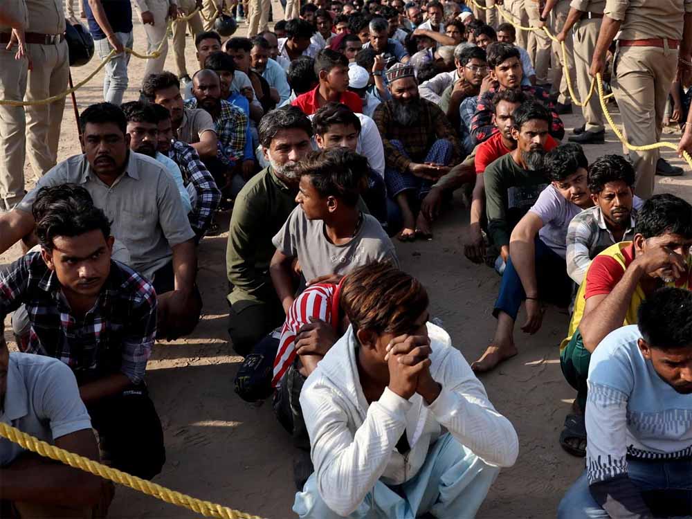 असम की बीजेपी सरकार ने अवैध बांग्लादेशियों पर बड़ी कर्रवाई, पकड़कर ‘नो-मैन्स लैंड’ में ढकेल रही हिमंत सरकार असम की बीजेपी सरकार ने अवैध बांग्लादेशियों पर बड़ी कर्रवाई, पकड़कर ‘नो-मैन्स लैंड’ में ढकेल रही हिमंत सरकार