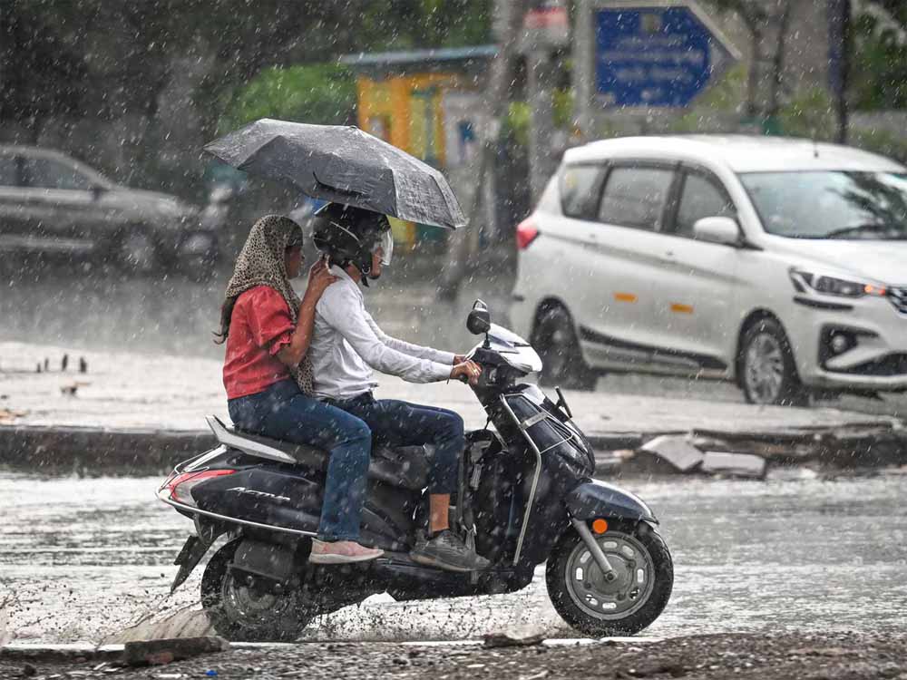 दिल्ली में एक बार फिर मौसम बदला, कई इलाकों में धूलभरी आंधी के बाद झमाझम बारिश शुरू हुई दिल्ली में एक बार फिर मौसम बदला, कई इलाकों में धूलभरी आंधी के बाद झमाझम बारिश शुरू हुई