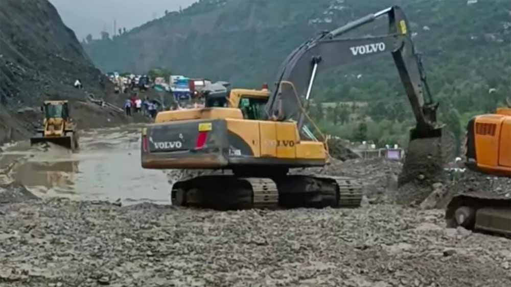 रामबन में बादल फटने से तबाही, सैकड़ों वाहन फंसे, भूस्खलन के चलते NH-44 बंद रामबन में बादल फटने से तबाही, सैकड़ों वाहन फंसे, भूस्खलन के चलते NH-44 बंद