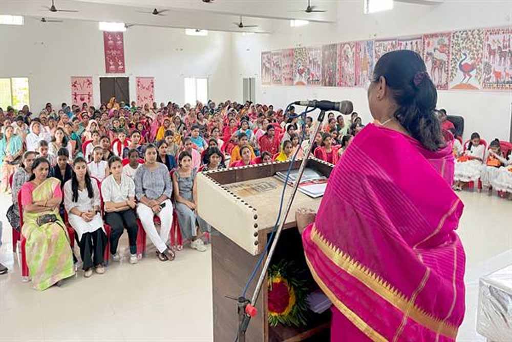 अपने सपनों को ऊंची उड़ान दें और आत्मनिर्भर बनें : मंत्री सुश्री भूरिया अपने सपनों को ऊंची उड़ान दें और आत्मनिर्भर बनें : मंत्री सुश्री भूरिया