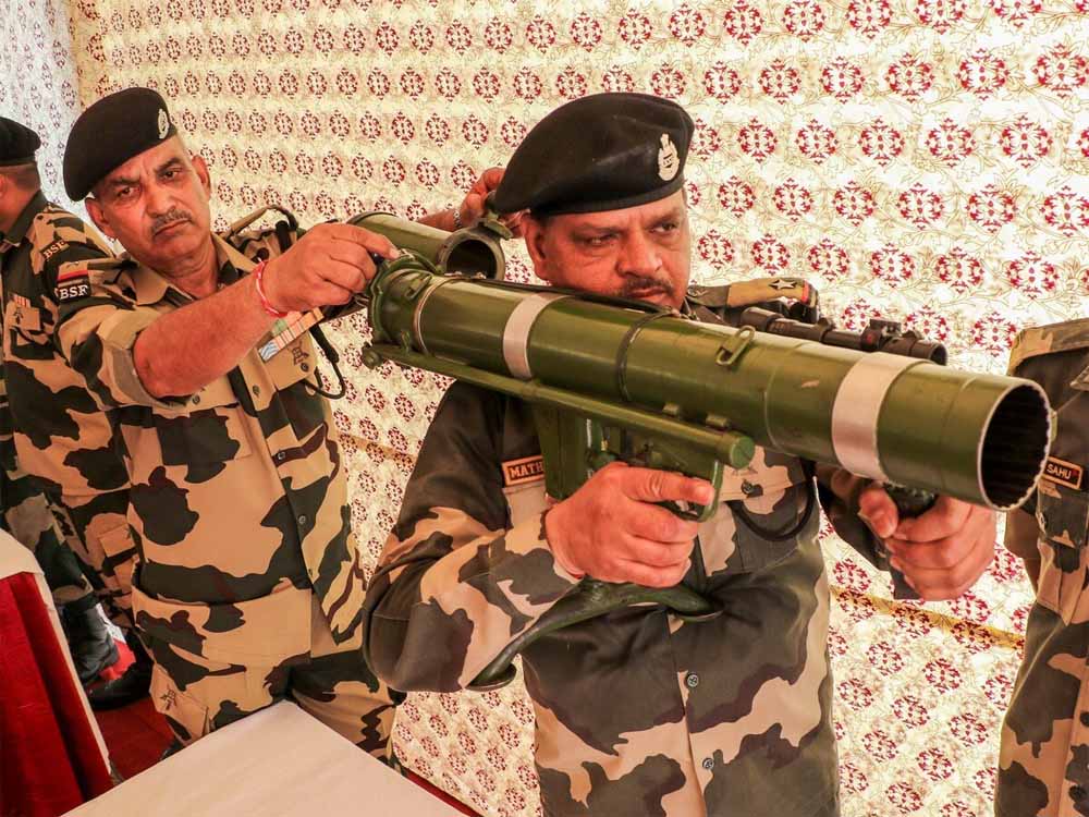 ऑपरेशन सिंदूर में किन घातक हथियारों का इस्तेमाल, विध्वंसक राइफल से लेकर ग्रेनेड लॉन्चर तक ऑपरेशन सिंदूर में किन घातक हथियारों का इस्तेमाल, विध्वंसक राइफल से लेकर ग्रेनेड लॉन्चर तक
