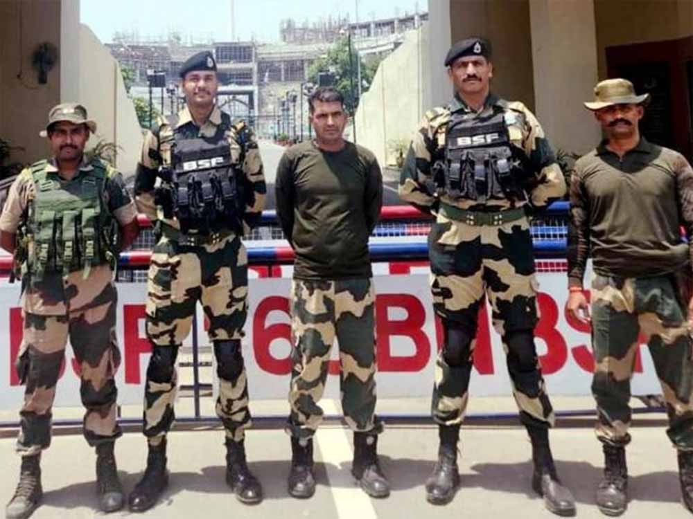 भारत लौटे बीएसएफ जवान पूर्णम कुमार शॉ ने सुनाई आपबीती, सोने तक नहीं देते, जासूसों की तरह टॉर्चर भारत लौटे बीएसएफ जवान पूर्णम कुमार शॉ ने सुनाई आपबीती, सोने तक नहीं देते, जासूसों की तरह टॉर्चर