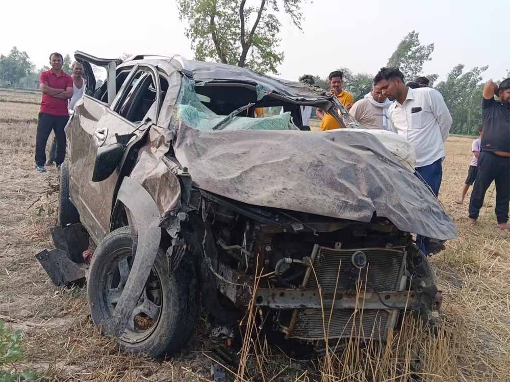 यूपी के मऊ में हंसी-खुशी के माहौल में बड़ा हादसा, पुलिया से टकराकर खाई में गिरी कार, दूल्हे के भाई की मौत यूपी के मऊ में हंसी-खुशी के माहौल में बड़ा हादसा, पुलिया से टकराकर खाई में गिरी कार, दूल्हे के भाई की मौत