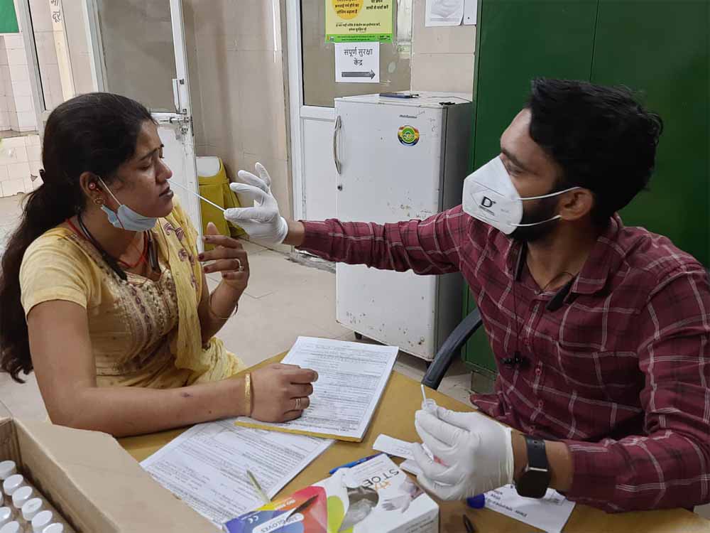 कोविड-19 एक बार फिर भारत में दस्तक दे चुका है, भारत में कोरोना के 1-2 नहीं 4 नए वैरिएंट, मौत का आंकड़ा बढ़ रहा कोविड-19 एक बार फिर भारत में दस्तक दे चुका है, भारत में कोरोना के 1-2 नहीं 4 नए वैरिएंट, मौत का आंकड़ा बढ़ रहा