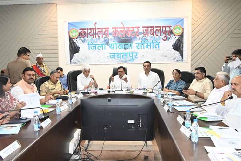 जनप्रतिनिधियों और अधिकारियों के बीच निरंतर संवाद आवश्यक : उप मुख्यमंत्री देवड़ा