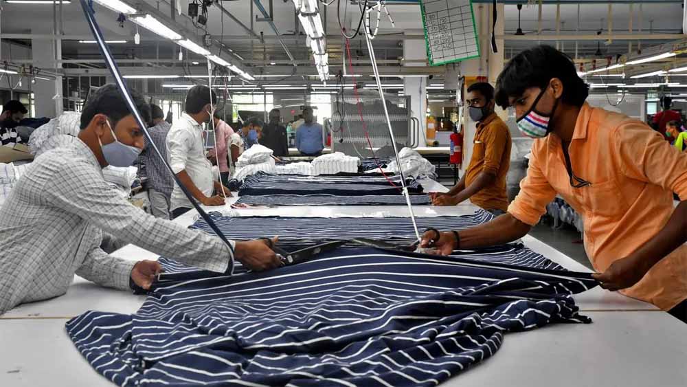 बांग्लादेश में मैन्युफैक्चरिंग कर रही भारतीय कंपनियों को झटका, घरेलू गारमेंट निर्माताओं को होगा फायदा बांग्लादेश में मैन्युफैक्चरिंग कर रही भारतीय कंपनियों को झटका, घरेलू गारमेंट निर्माताओं को होगा फायदा