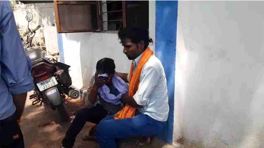 दमोह में दर्दनाक सड़क हादसा, ट्रक की टक्कर से पति-पत्नी की मौत, बेटी ने इलाज के दौरान तोड़ा दम दमोह में दर्दनाक सड़क हादसा, ट्रक की टक्कर से पति-पत्नी की मौत, बेटी ने इलाज के दौरान तोड़ा दम