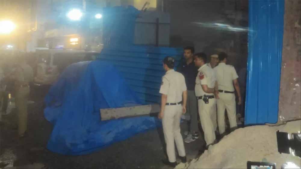 नबी करीम इलाके में निर्माणाधीन इमारत गिरी, दो की मौत, दमकल की तीन गाड़ियां मौके पर पहुंची