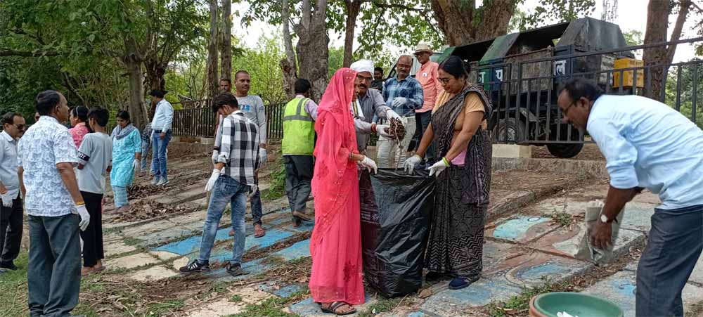केन्द्रीय भू-जल बोर्ड के वरिष्ठ वैज्ञानिक के नेतृत्व में भू-जल विशेषज्ञों की टीम ने विदिशा जिले के जल स्रोतों का सर्वे किया केन्द्रीय भू-जल बोर्ड के वरिष्ठ वैज्ञानिक के नेतृत्व में भू-जल विशेषज्ञों की टीम ने विदिशा जिले के जल स्रोतों का सर्वे किया
