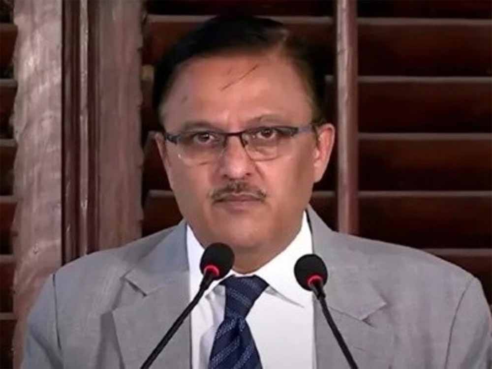 आखिरी दिन भी सुनाए 11 फैसले, एक दिन पहले हुई मां की मौत, SC जज अभय ओका ने तोड़ी परंपरा आखिरी दिन भी सुनाए 11 फैसले, एक दिन पहले हुई मां की मौत, SC जज अभय ओका ने तोड़ी परंपरा