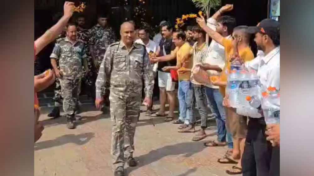 भोजन कर ढाबे से निकले सेना के जवानों पर लोगों ने पुष्पवर्षा कर उनका सम्मान किया, ‘भारत माता की जय’ के लगाए नारे