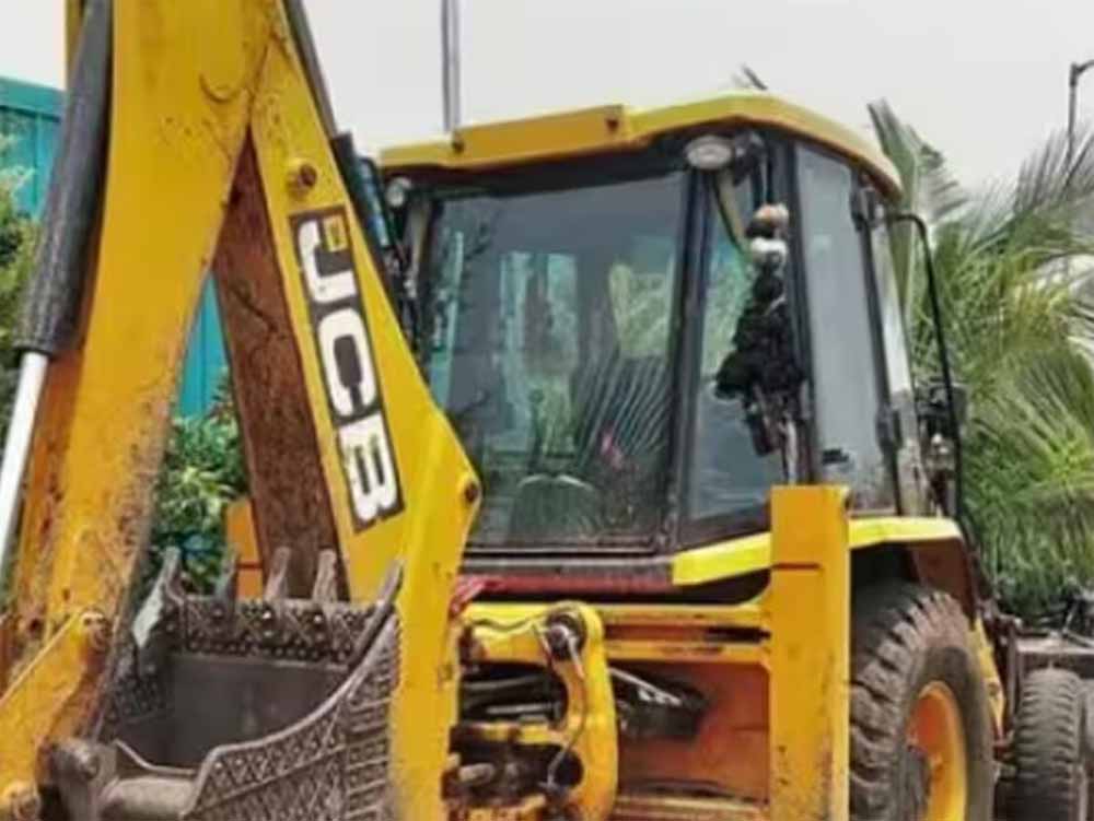 गुजरात में पुलिस ने एक मौलाना का ‘पाकिस्तानी लिंक’ सामने आने के बाद मदरसे पर चला दिया बुलडोजर गुजरात में पुलिस ने एक मौलाना का ‘पाकिस्तानी लिंक’ सामने आने के बाद मदरसे पर चला दिया बुलडोजर