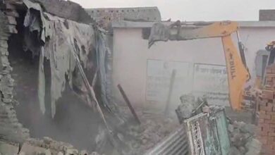 संभल में जिला प्रशासन ने भाजपा नेता गुलफाम सिंह हत्या मामले में आरोपियों द्वारा किए गए अवैध कब्जे पर चलाया बुलडोज