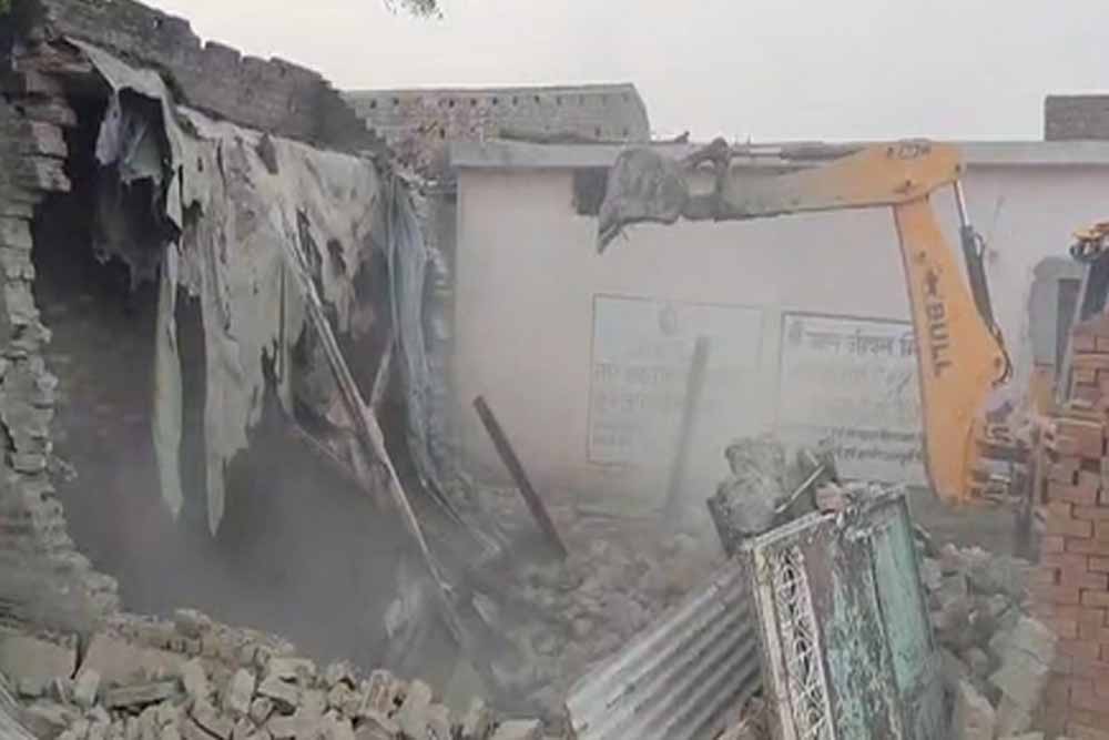 संभल में जिला प्रशासन ने भाजपा नेता गुलफाम सिंह हत्या मामले में आरोपियों द्वारा किए गए अवैध कब्जे पर चलाया बुलडोज संभल में जिला प्रशासन ने भाजपा नेता गुलफाम सिंह हत्या मामले में आरोपियों द्वारा किए गए अवैध कब्जे पर चलाया बुलडोज