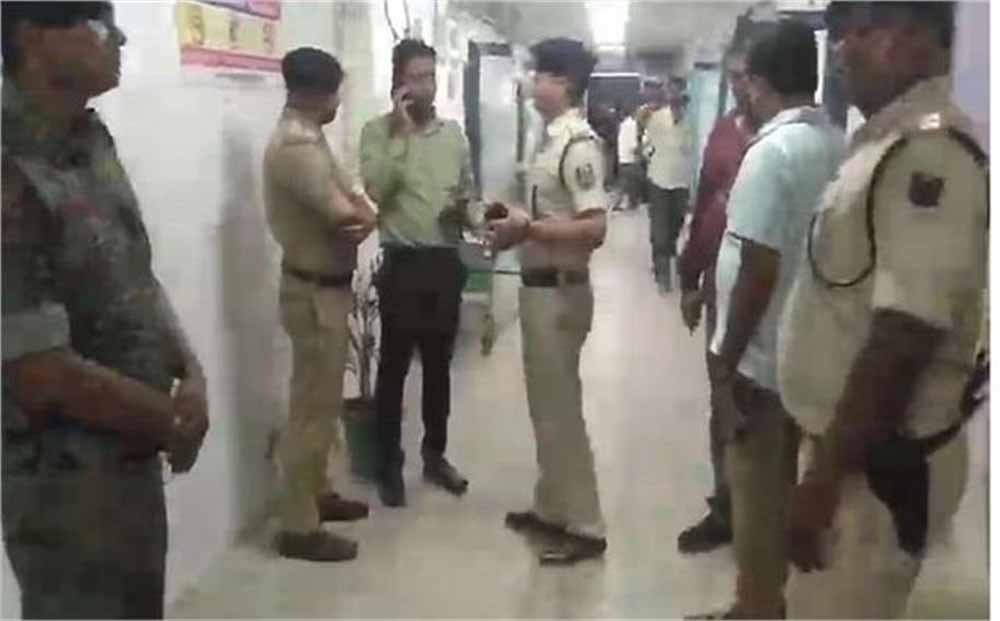 भभुआ में एक विचाराधीन कैदी की संदिग्ध परिस्थिति में मौत, जांच में जुटी पुलिस भभुआ में एक विचाराधीन कैदी की संदिग्ध परिस्थिति में मौत, जांच में जुटी पुलिस