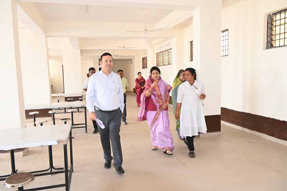 राज्यमंत्री श्रीमती गौर ने नवनिर्मित छात्रावास भवन का किया निरीक्षण
