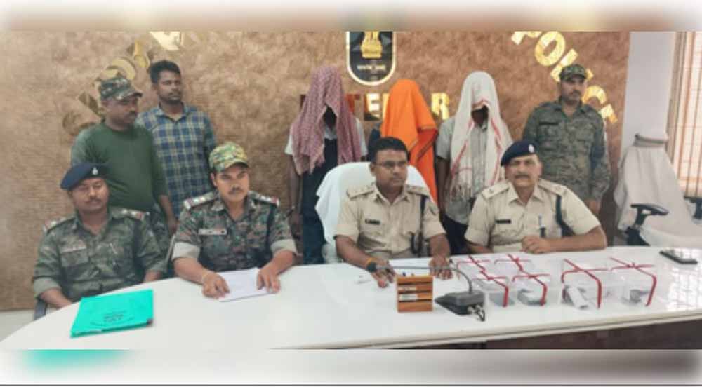 झारखंड के लातेहार जिले की पुलिस ने जंगल से तीन मोस्ट वांटेड नक्सली गिरफ्तार झारखंड के लातेहार जिले की पुलिस ने जंगल से तीन मोस्ट वांटेड नक्सली गिरफ्तार