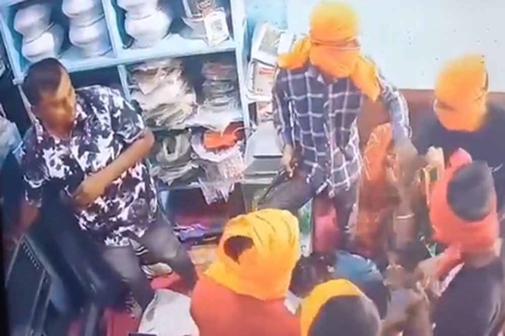 मुजफ्फरपुर जिले के तुर्की थाना क्षेत्र में बदमाशों ने 15 लाख रुपए के आभूषण और नकद लूट की घटना को दिया अंजाम मुजफ्फरपुर जिले के तुर्की थाना क्षेत्र में बदमाशों ने 15 लाख रुपए के आभूषण और नकद लूट की घटना को दिया अंजाम