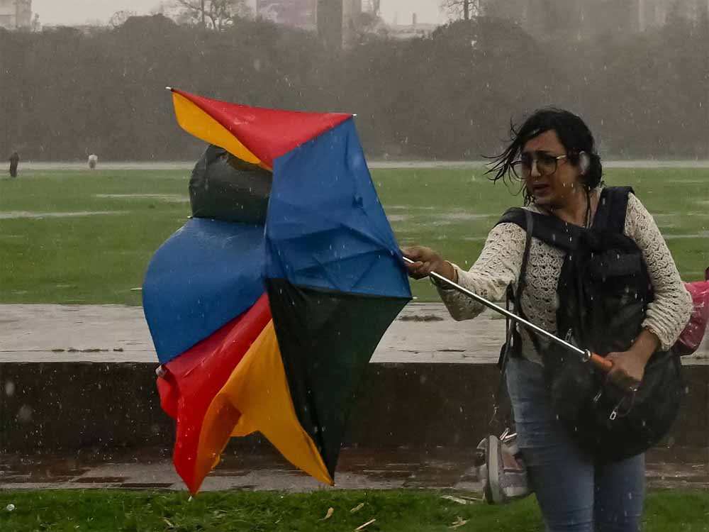 मौसम का मिजाज पूरी तरह से बदला, अगले 48 घंटे 6 राज्यों पर भारी, बंगाल की खाड़ी से भी आई चेतावनी मौसम का मिजाज पूरी तरह से बदला, अगले 48 घंटे 6 राज्यों पर भारी, बंगाल की खाड़ी से भी आई चेतावनी