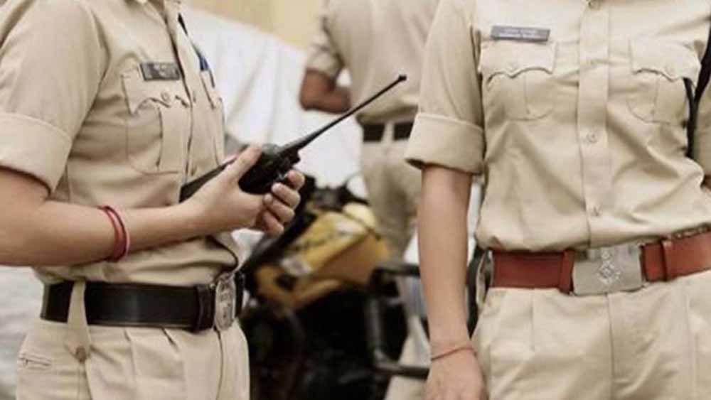 गांव में कपड़े की दुकान के चेंजिंग रूम में कपड़े ट्राय करने वाली महिलाओं के वीडियो बनाकर करते थे शेयर