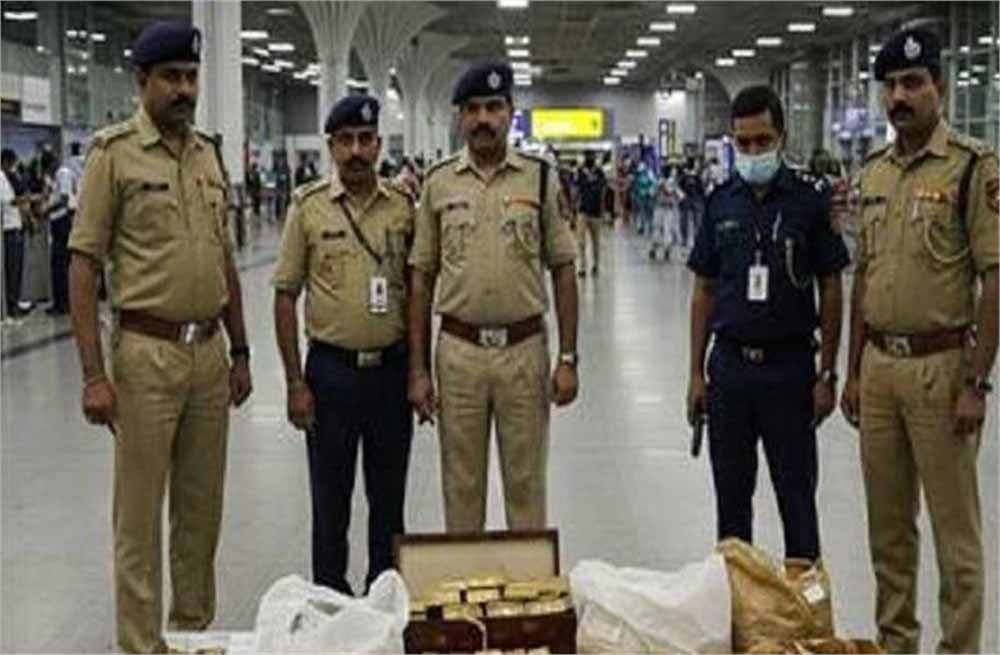 मुंबई के महाराज अंतरराष्ट्रीय एयरपोर्ट पर कस्टम अधिकारियों ने बड़ी कार्रवाई करते हुए कुल 5.75 किलोग्राम सोना जब्त किया