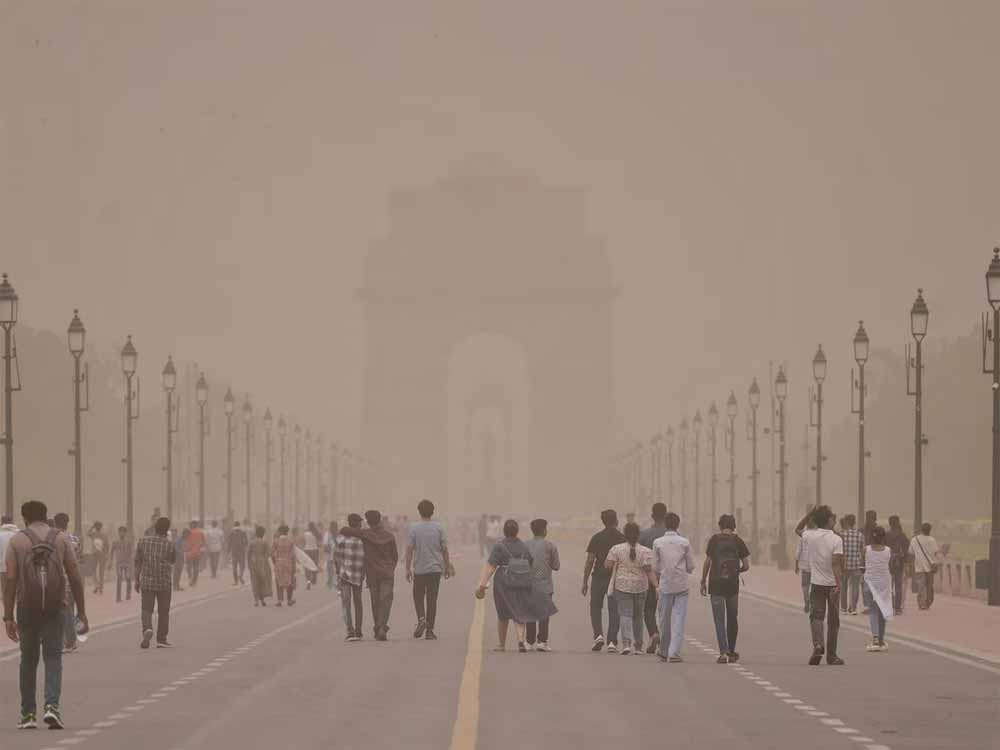 दिल्ली एनसीआर के विभिन्न हिस्सों में तेज आंधी के साथ बारिश से मौसम बदल गया, जारी हुआ येलो अलर्ट