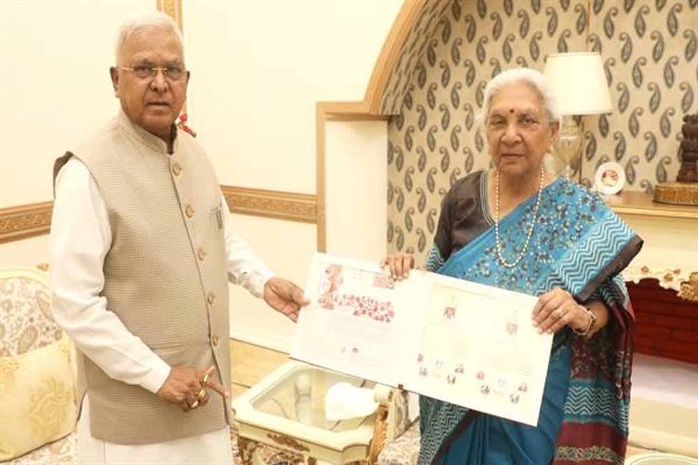 राज्यपाल मंगुभाई पटेल से उत्तरप्रदेश की राज्यपाल श्रीमती आनंदीबेन पटेल की सौजन्य भेंट राज्यपाल मंगुभाई पटेल से उत्तरप्रदेश की राज्यपाल श्रीमती आनंदीबेन पटेल की सौजन्य भेंट