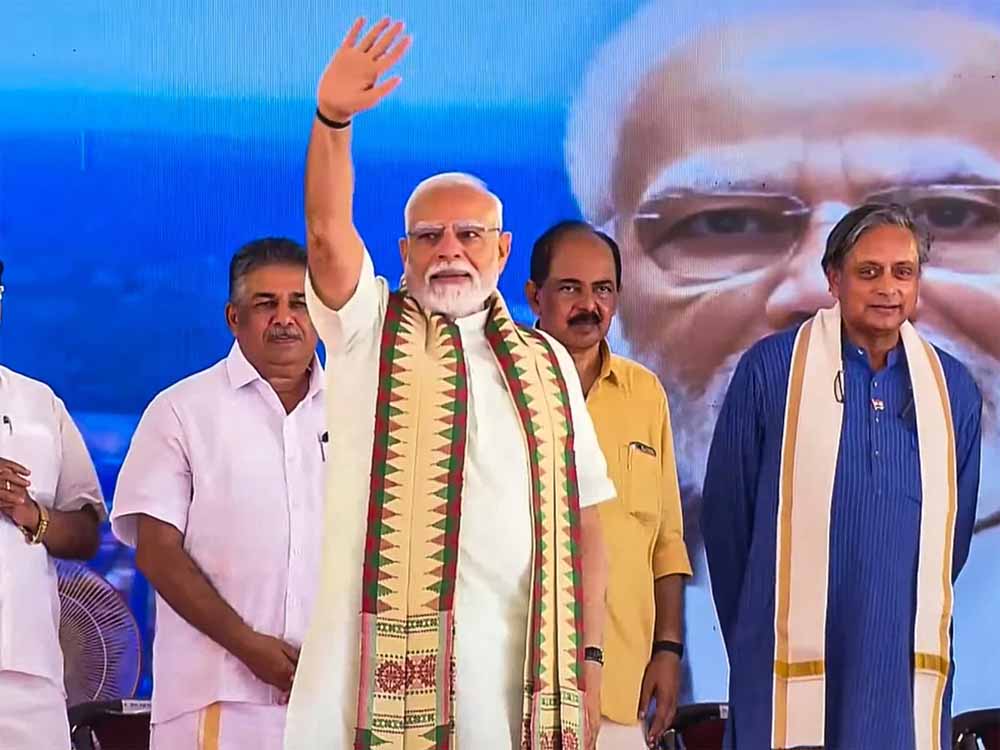 केरल से PM मोदी का विपक्ष पर तंज, आज का इवेंट कई लोगों की नींद हराम कर देगा, पास में बैठे थे थरूर