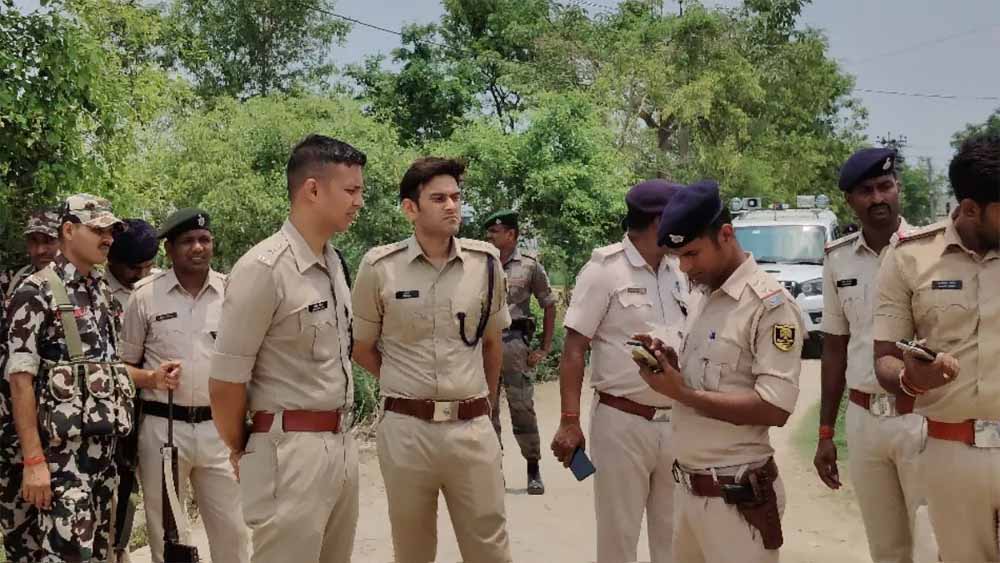 शराब तस्करों का पीछा करते हुए पुलिस की टीम अहिरौली दुबौली तकिया टोला गांव पहुंची, उन हुआ हमला