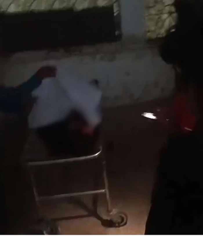 सरकारी अस्पताल में पोस्टमार्टम के लिए रखें एक युवक के शव का गला कुत्तों द्वारा खाने का मामला सामने आया सरकारी अस्पताल में पोस्टमार्टम के लिए रखें एक युवक के शव का गला कुत्तों द्वारा खाने का मामला सामने आया