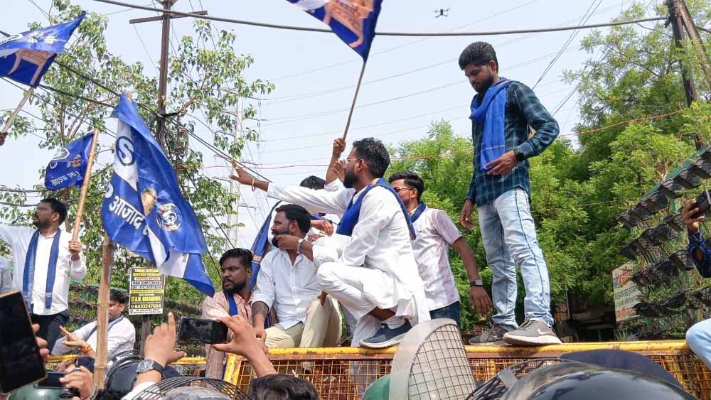 हाई कोर्ट की ग्वालियर खंडपीठ में भीमराव आंबेडकर की प्रतिमा लगाने को लेकर उपजा विवाद अभी नहीं थमा हाई कोर्ट की ग्वालियर खंडपीठ में भीमराव आंबेडकर की प्रतिमा लगाने को लेकर उपजा विवाद अभी नहीं थमा