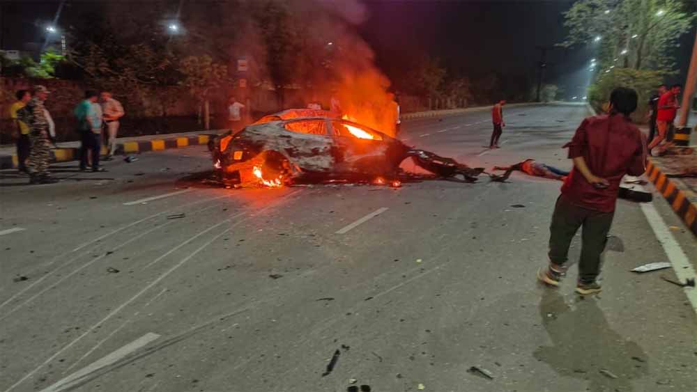राजधानी में फिर से रफ्तार का कहर, पोल से टकराकर कार बनी आग का गोला, युवक की मौत