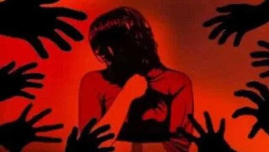 पुलिस पर महिला आयोग की टीम ने उठाए सवाल, पूछा- संगठित अपराध की धारा क्यों नहीं लगाई