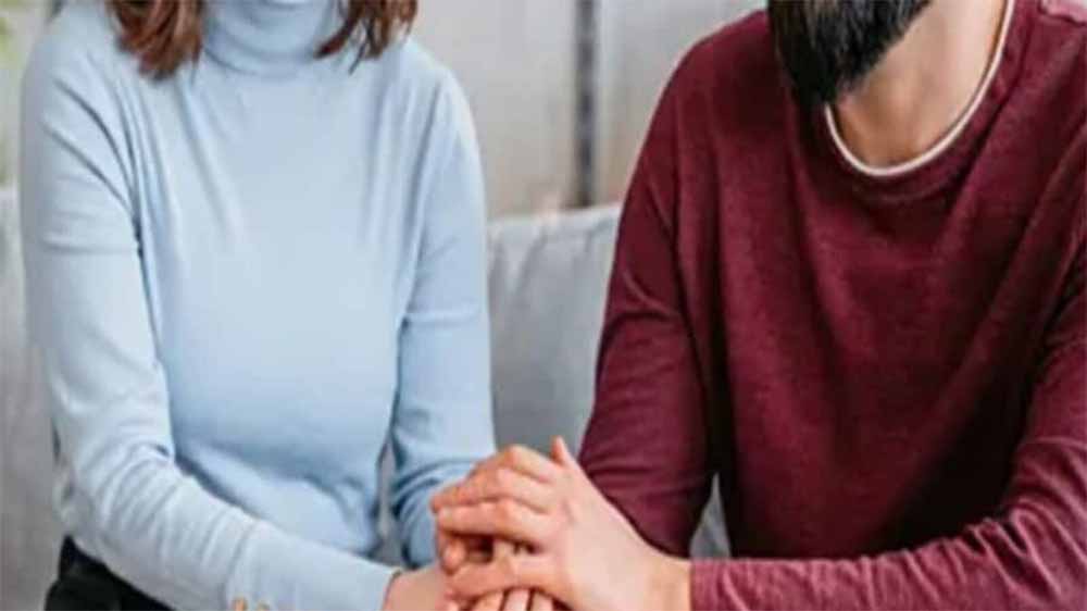 ऑनलाइन प्यार की खुली पोल, पत्नी बनी मिस्ट्री गर्ल, पति फंसा जाल में, काउंसलिंग से बचा रिश्ता ऑनलाइन प्यार की खुली पोल, पत्नी बनी मिस्ट्री गर्ल, पति फंसा जाल में, काउंसलिंग से बचा रिश्ता