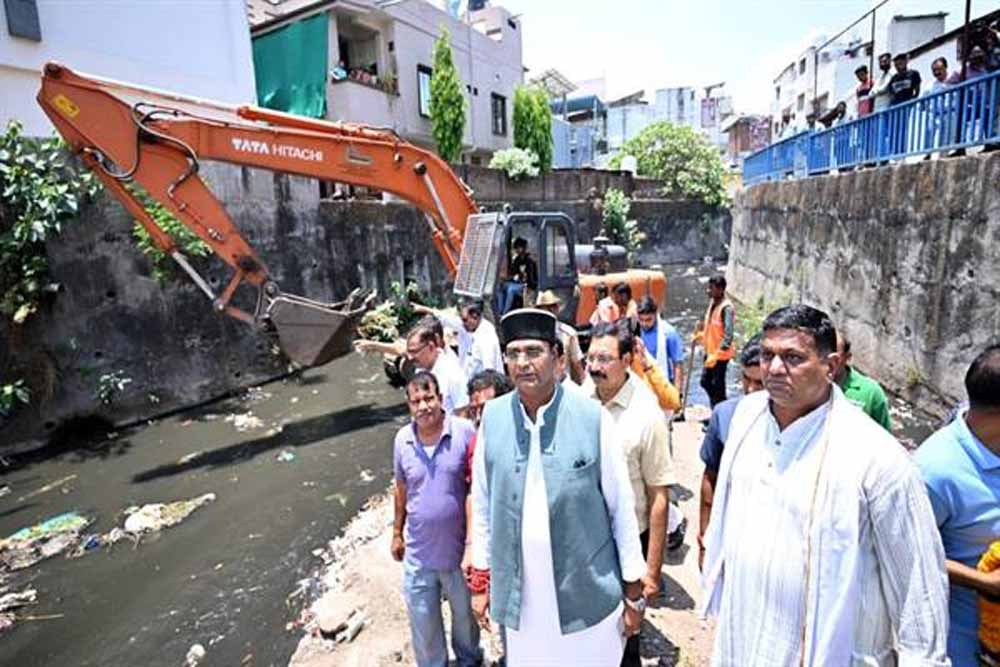 मंत्री सारंग ने नगर निगम अधिकारियों को भोपाल के सभी नाले-नालियों की सफाई के दिये निर्देश मंत्री सारंग ने नगर निगम अधिकारियों को भोपाल के सभी नाले-नालियों की सफाई के दिये निर्देश