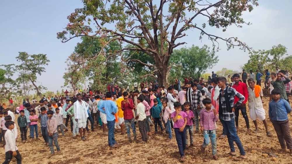 अचलपुरा में एक प्रेमी जोड़े ने की आत्महत्या, फांसी पर लटके मिले अचलपुरा में एक प्रेमी जोड़े ने की आत्महत्या, फांसी पर लटके मिले