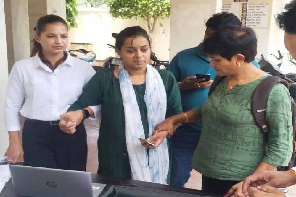 रिश्वतखोर अधिकारी-कर्मचारियों पर कार्रवाई का सिलसिला लगातार जारी, रिश्वतखोर महिला पटवारी अरेस्ट रिश्वतखोर अधिकारी-कर्मचारियों पर कार्रवाई का सिलसिला लगातार जारी, रिश्वतखोर महिला पटवारी अरेस्ट