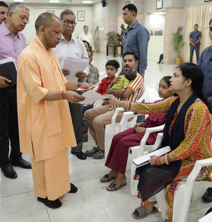 योगी आदित्यनाथ ने  ‘जनता दर्शन’ में एक-एक कर सभी से मुलाकात की और उनका हालचाल पूछा, बच्चों को दुलारा