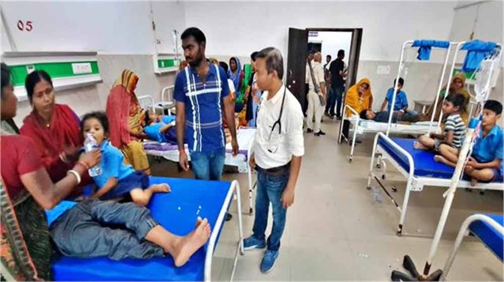 मिड-डे मील खाना खाने के बाद होने लगी उल्टी-पेट दर्द, 80 से अधिक बच्चे अस्पताल में भर्ती