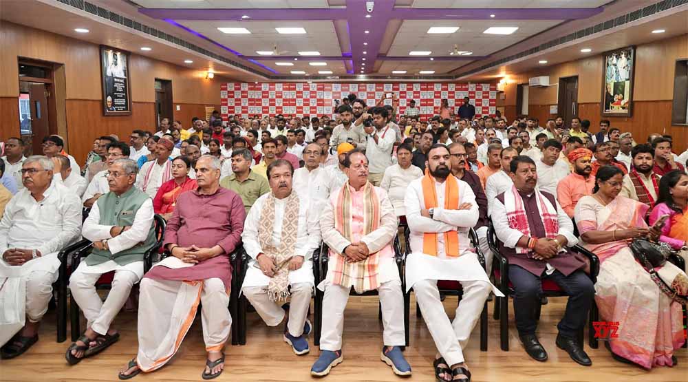 भाजपा प्रदेश अध्यक्ष दिलीप जायसवाल ने अन्य नेताओं के साथ सुनी प्रधानमंत्री की ‘मन की बात’