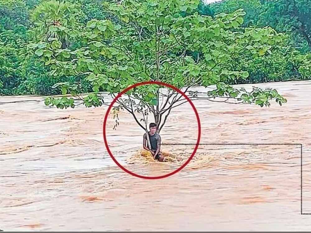 शंख नदी के तेज बहाव में 3 किलोमीटर तक बहा युवक, फिर ऐसे बची जान शंख नदी के तेज बहाव में 3 किलोमीटर तक बहा युवक, फिर ऐसे बची जान