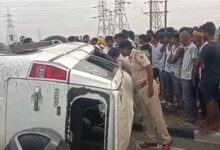 बोलेरो तेज रफ्तार बिजली के पोल से टकराकर पलटी, दो की मौत