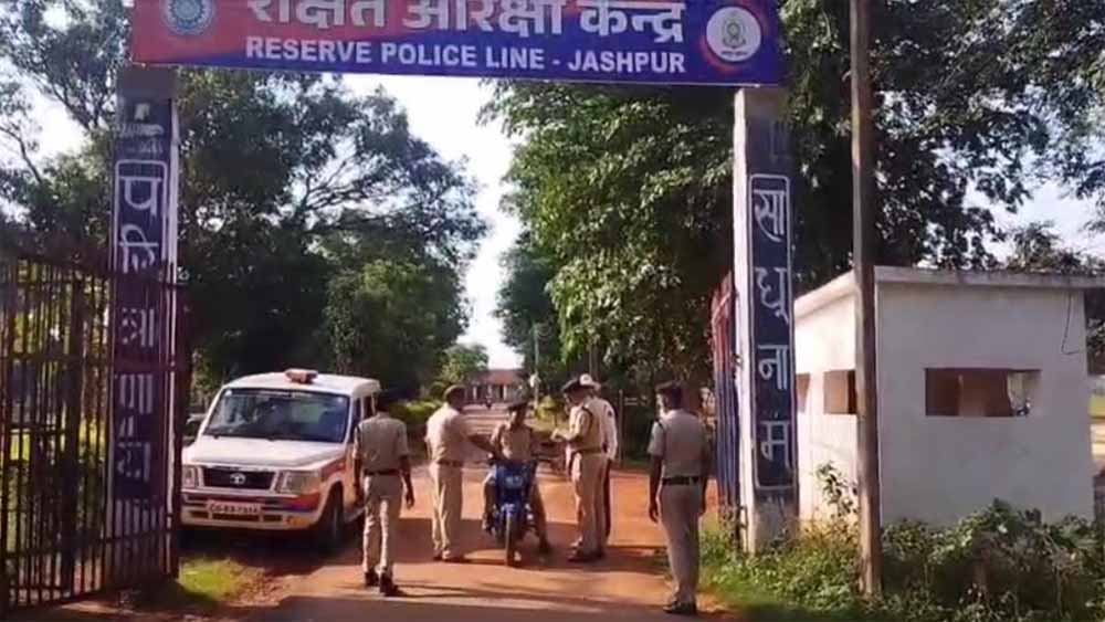 जशपुर में यातायात नियमों को तोड़ना अब पुलिस वालों को भी पड़ा भारी, 12 अधिकारी-कर्मचारियों का कटा चालान जशपुर में यातायात नियमों को तोड़ना अब पुलिस वालों को भी पड़ा भारी, 12 अधिकारी-कर्मचारियों का कटा चालान