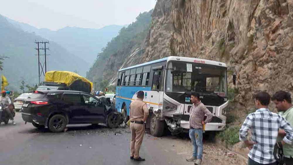 ऋषिकेश में रोडवेज बस और यात्रियों की कार की हुई भिड़ंत, कई लोग घायल ऋषिकेश में रोडवेज बस और यात्रियों की कार की हुई भिड़ंत, कई लोग घायल