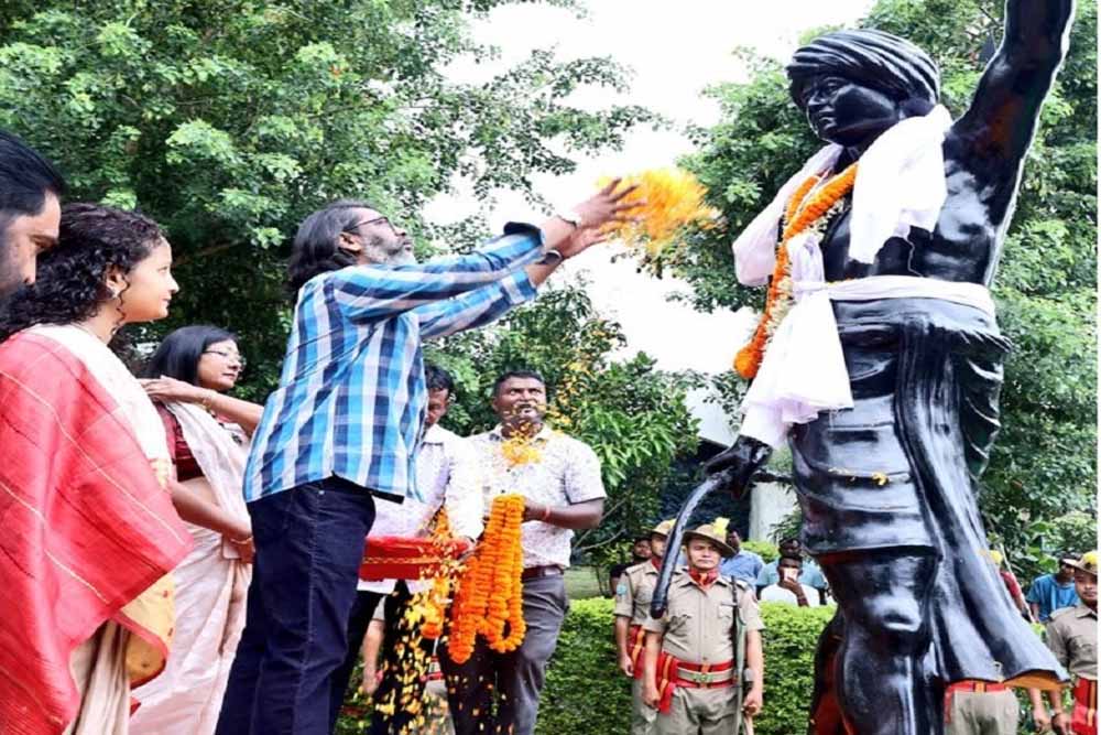 सीएम सोरेन ने बिरसा मुंडा की पुण्यतिथि पर उन्हें नमन कर दी श्रद्धांजलि सीएम सोरेन ने बिरसा मुंडा की पुण्यतिथि पर उन्हें नमन कर दी श्रद्धांजलि