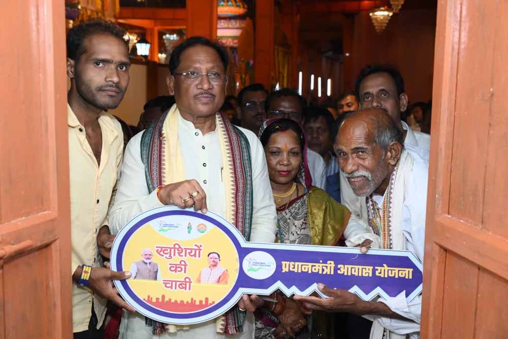 संतु चक्रेस को मिला सपनों का आशियाना, मुख्यमंत्री से पक्के मकान की चाबी पाकर भावुक हुए बुजुर्ग संतु चक्रेस को मिला सपनों का आशियाना, मुख्यमंत्री से पक्के मकान की चाबी पाकर भावुक हुए बुजुर्ग