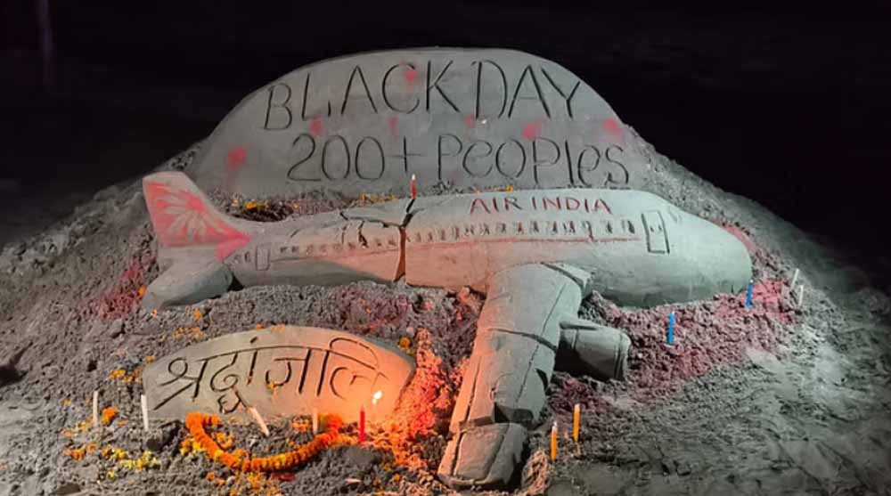 विमान हादसे में जान गंवाने वालों को सैंड आर्टिस्ट ने इस तरह से दी श्रद्धांजलि विमान हादसे में जान गंवाने वालों को सैंड आर्टिस्ट ने इस तरह से दी श्रद्धांजलि