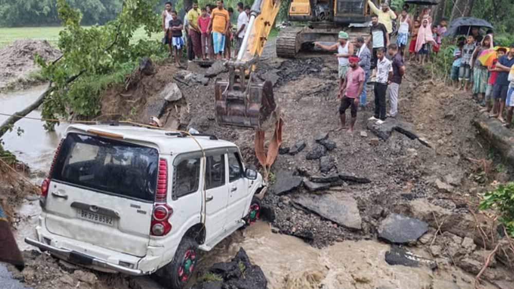 किशनगंज में सड़क टूटने के कारण खाई में गिरी स्कॉर्पियो किशनगंज में सड़क टूटने के कारण खाई में गिरी स्कॉर्पियो